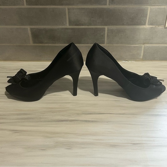 LE CHATEAU Satin Peep Toe Heels- Size 8 - Picture 4 of 8